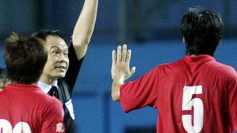 绿茵场上的“敌人”：揭秘足球球迷与球员的言语冲突
